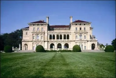 Voici l'une des magnifiques demeures utilises pour ce film flamboyant, tmoin d'une poque extraordinaire, l o vivait un certain Jay... . Qui habite ici ?