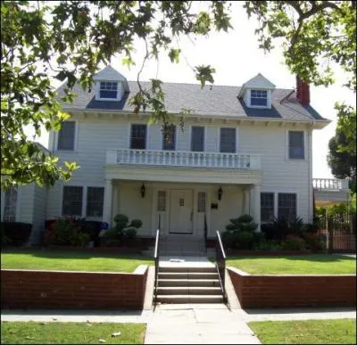 Si je vous dis qu'au-dessus du garage de cette maison vivait un blouson noir, vous saurez que l'on se trouve chez... ?