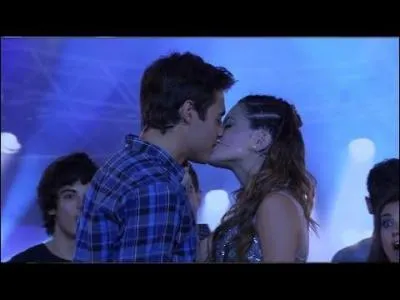 Quelle fille Leon embrasse-t-il sur cette photo ?