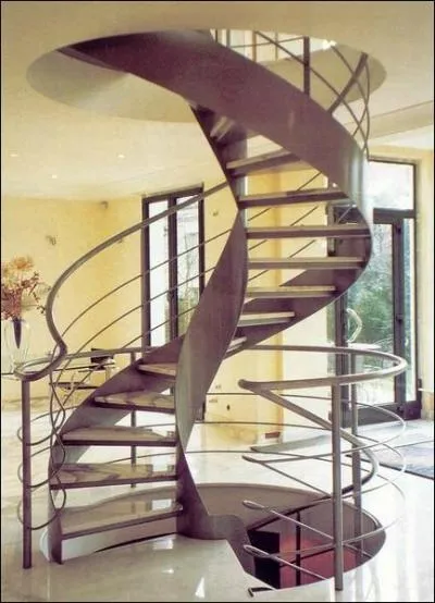 Dans le nom de la forme de cet escalier, qui est aussi un synonyme d'escargot, vous pouvez lire le nom de la capitale :