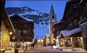 Je vous emmne dans la station rhnalpine de Val-d'Isre. Nous serons dans le dpartement ...