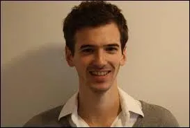 Quel est le nom de l'imitateur qui vient une fois par semaine sur le plateau ?