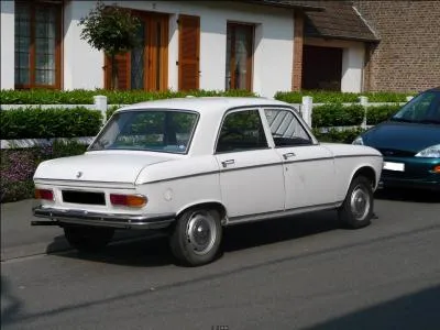 Alors que son mari, lui, l'ancien coureur cycliste, se contentait d'un vhicule modeste mais trs populaire :