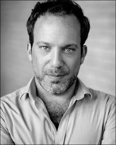 Dans la saison 2, on apprend quelque chose sur Mr. Jeffries, le directeur de l'cole de Stoneybridge. Qu'est ce-que c'est ?