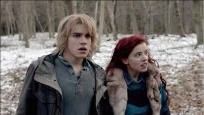 Comment s'appelle la fille rousse qui est  ct de Rhydian (voir la photo) ?