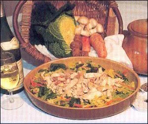 Tailler  l'avance le poulet de Lou et le lapin de faon  faire des aiguillettes, le jambon et les champignons en petits btonnets, le chou en lanires et les carottes en julienne. Vous obtenez ainsi une recette labore dans le dpartement portant le n72.