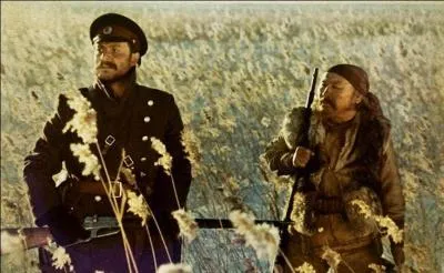 Dersou Uzala (1975) : une histoire d'amiti entre un gologue militaire russe et un trappeur sibrien animiste. D'aprs un rcit biographique de Vladimir Arseniev, un des chefs d'oeuvres d'Akira Kurosawa, avec ...
