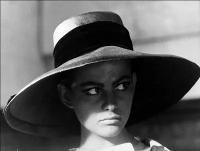 Un film moins connu de Luchino Visconti, o il est sourdement question d'inceste entre une sur (Claudia Cardinale) et son frre.