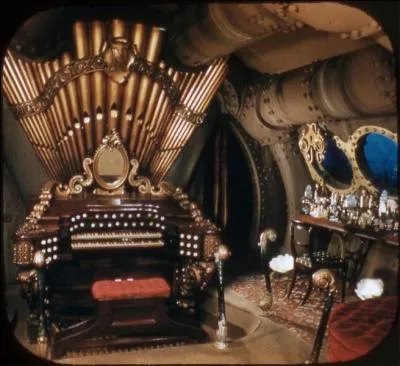 L'orgue du capitaine Nmo utilis dans le film se trouve  Disneyland Paris. Mais dans quel lieu ?