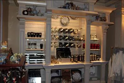 Une boutique de Main street est ddie  l'un des membres de la famille Disney. Quelle est cette personne ?