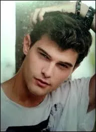 De quel instrument joue-t-il ?