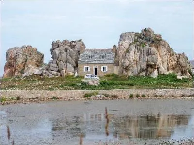 Qui a crit  Les inconnus dans la maison  ?