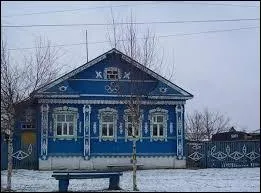 Quel nom porte la maison secondaire, ou maison de campagne, en Russie ?