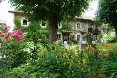 Qui nous invitait, en chantant   Viens  la maison, y a le printemps qui chante  ?