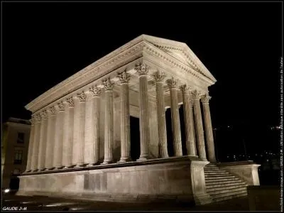 Dans quelle ville peut-on admirer  la maison carre  ?