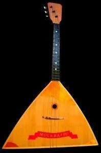 Russie : instrument  cordes pinces. La plus courante comporte trois cordes, deux accordes en mi et la troisime en la !