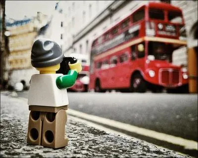 Dans quelle ville ce petit lego prend-il des photos ?