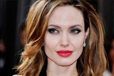 Elle est d'une beaut fatale et aussi pleine d'nergie , son mari est Brad Pitt :