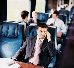 Dans un train, un jeune homme se moque gentiment d'un Monsieur qui grne un chapelet dans ses doigts et lui dit prfrer la science  ces simagres. Aprs un petit dialogue, le passager lui tend,  sa demande, sa carte de visite. Qui tait ce tripoteur de chapelet ?