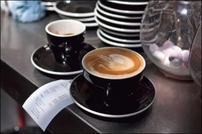 Une clbrit raconte :  J'ai t serveur  une poque. Quand un mec me demandait un caf fort, je lui servais une tasse d'eau chaude. Le mec gueulait et je lui disais :  Vous voyez, vous, que vous tes dj bien nerv comme a !  . De quelle personnalit s'agissait-il ?