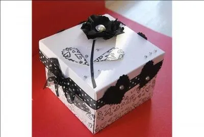 Voici un cadeau qui plaira aux dames et qui pourra leur faire un trs beau bijou. Rapport de Corse, il s'agit de l'opercule d'un mollusque :