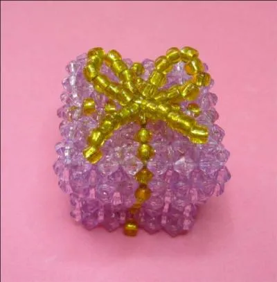 Ce paquet cadeau contient une pierre prcieuse rouge :