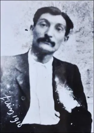 Gaston Cout (1880-1911) n'tait qu'un simple pote, humble provincial mont  Paris. Ses descriptions poignantes d'un monde rural pre, un monde en perdition, sa dfense rugueuse mais lucide des opprims le fera surveiller par la police, qui le souponne d'anarchisme violent. Comment finira-t-il ?
