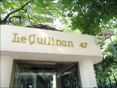  Voici de nouveau pour nous une maison qui a des murs adamantins , que signifie le terme  adamantin  ?