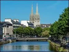 Nous partons compltement  l'oppos pour nous rendre  Quimper. Nous partons visiter une ville de la rgion ...