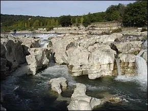 De quel fleuve la Cèze (128,4 km) est-elle l'affluent ?