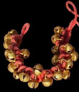 Burkina Faso : cordelette attache aux chevilles. Les ... sont secous  chaque pas !