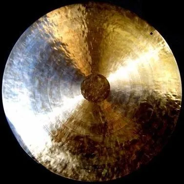 Chine : percussion, mtal, suspendu verticalement par des cordes, frapp  l'aide d'un bton !