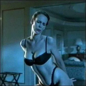 Les spectateurs sont aussi voyeurs que celui qui observe cette scne, o sa propre pouse est contrainte de faire un strip tease en musique,  cause d'un quiproquo. Qui est le mari qui la regarde faire ?