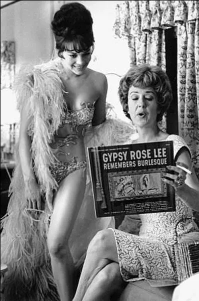 Pour interprter la premire des fameuses strip teaseuses amricaines, qui se nommait Gypsy Rose Lee, et est ici assise  droite de la photo, il fallait une actrice capable de s'approprier la grce de la gestuelle cre par Lee. Cette actrice ici en photo, c'est ?