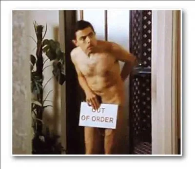 Mme Rowan Atkinson, qu'on doit appeler  Sir , a fait du striptease. Quel est ce personnage qui cache son intimit avec une pancarte indiquant Hors d'usage ?
