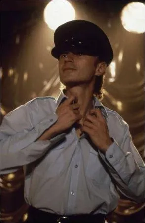 C'est sans doute le film de striptease le plus rjouissant qui soit, car si ces hommes y sont contraints plus ou moins par la duret de l'existence, ils y retrouvent une forme d'honneur. Le leader du pack se prnomme dans le film...  ?