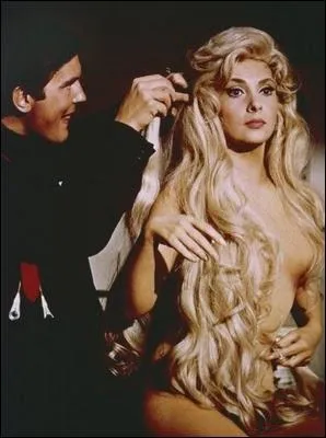 C'est une comdie typique des annes cinquante, avec Gina Lollobrigida et Rock Hudson. Si vous observez son (ds)habillement, vous saurez retrouver le personnage historique dvtu qu'elle s'est mise en tte d'imiter pour protester...