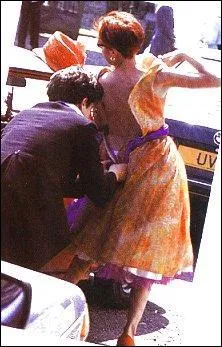 C'est un striptease trs lger entre gens du monde. Ici, trs en retard pour un mariage, les deux compres s'entraident pour passer leurs habits de ftes. Si lui est Charles, celle qu'il habille est...  ?