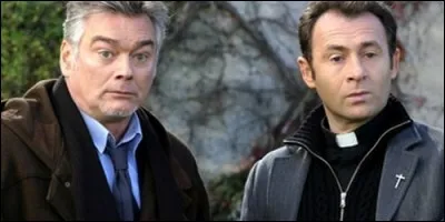 Dans "Père et Maire", dans quelle ville vivent le maire, Hugo Boski et Erwan Vernoux, le curé de la paroisse ?