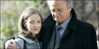 Comment se prénomme la fille de Navarro dans la série du même nom ?