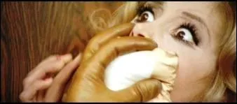 Scne de terreur dans un ascenseur, o une grande blonde agresse une autre blonde... Quel est ce film de Brian de Palma ?