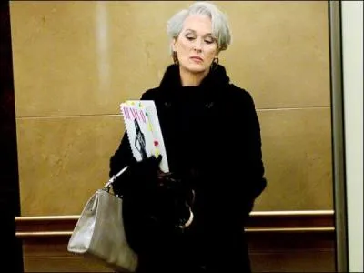 Quelle est la particularit de l'ascenseur qu'occupe Miranda Priestley pour aller  son bureau, dans Le diable s'habille en Prada ?