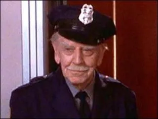 Ce charmant liftier, qui accde gentiment  une demande inhabituelle dans un film trs clbre, vous en souvenez-vous ? Quel est ce film o l'ascenseur est bien reconnaissable car l'immeuble qu'il dessert est grav sur ses portes ?