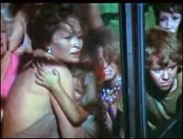 C'est sans doute l'ascenseur le plus esthtique et le plus connu du cinma que celui-ci, qui fonctionne en extrieur, accroch  la faade d'un gratte-ciel construit par l'architecte que joue Paul Newman. Quel est ce film ?