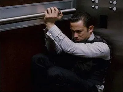 C'est Arthur qui est ainsi menott dans un ascenseur : alors, rve spontan, rve implant, ralit ? Quel est ce film aux images souvent troublantes et belles ?