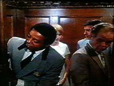 Cet ascenseur est situ dans l'un des plus clbres immeubles de NYC, le Dakota Building, celui o vivait John Lennon et devant lequel il fut assassin. Ici, sur la photo, on voit qu'y vivent. .