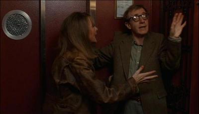 Totalement paniqu (et hilarant) dans un ascenseur de l'htel Walron, htel dans lequel il vient de trouver le cadavre de sa voisine pourtant dj morte et enterre, Woody Allen est irrsistible. Quel est ce film ?