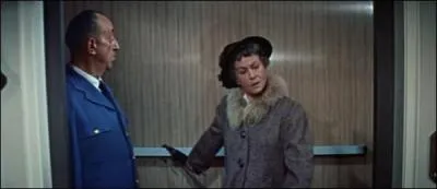 Dans le film Confidences sur l'oreiller (Pillow talk), une comdie typique avec Rock Hudson et Doris Day, la brillante Thelma Ritter ici en ascenseur est la bonne de Doris. Pourquoi a-t-elle l'air si  secoue  ?