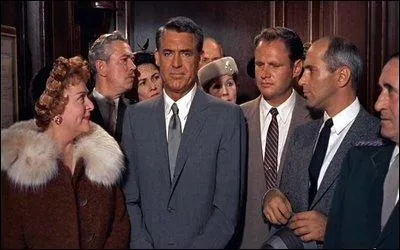 Scne hitchcockienne s'il en est, que cet homme mr victime de sa mre en public, dans un ascenseur bond. Quel est ce film ?