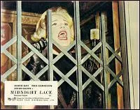 Victime d'une machination  tiroirs,  Londres, c'est Doris Day (Kit) hurlant dans l'ascenseur dans le film... ?